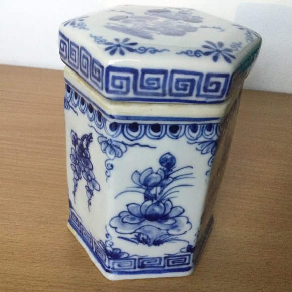 Vintage Chinese blue and white ceramic porcelain jar with lid hexagon flowers - Picture 2 of 9